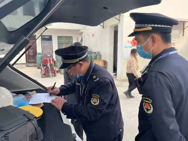 漯河市城管局查处一起非法充装液化气行为