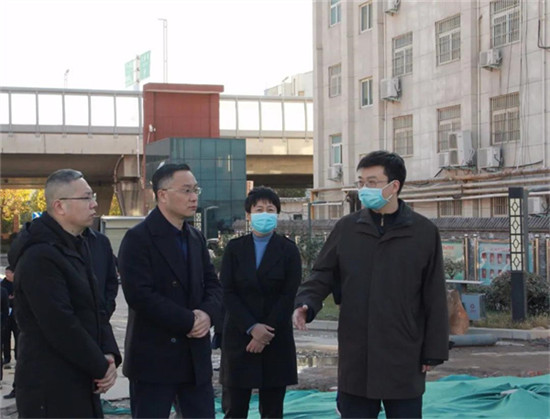郑州市委常委宣传部长陈明到郑州市第102初级中学调研灾后重建工作