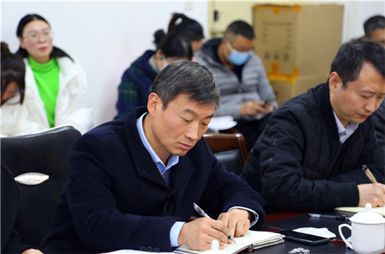 最后,郑州市第七十七中学校长孟建锋对评审专家的指导表示由衷地感谢.