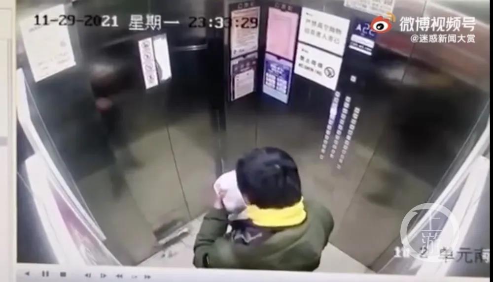 外卖员在顾客麻辣烫中小便？警方：寻衅滋事，行拘14天