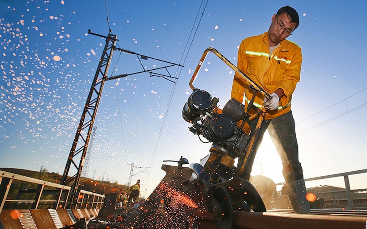 南阳：换伤轨除隐患保冬运