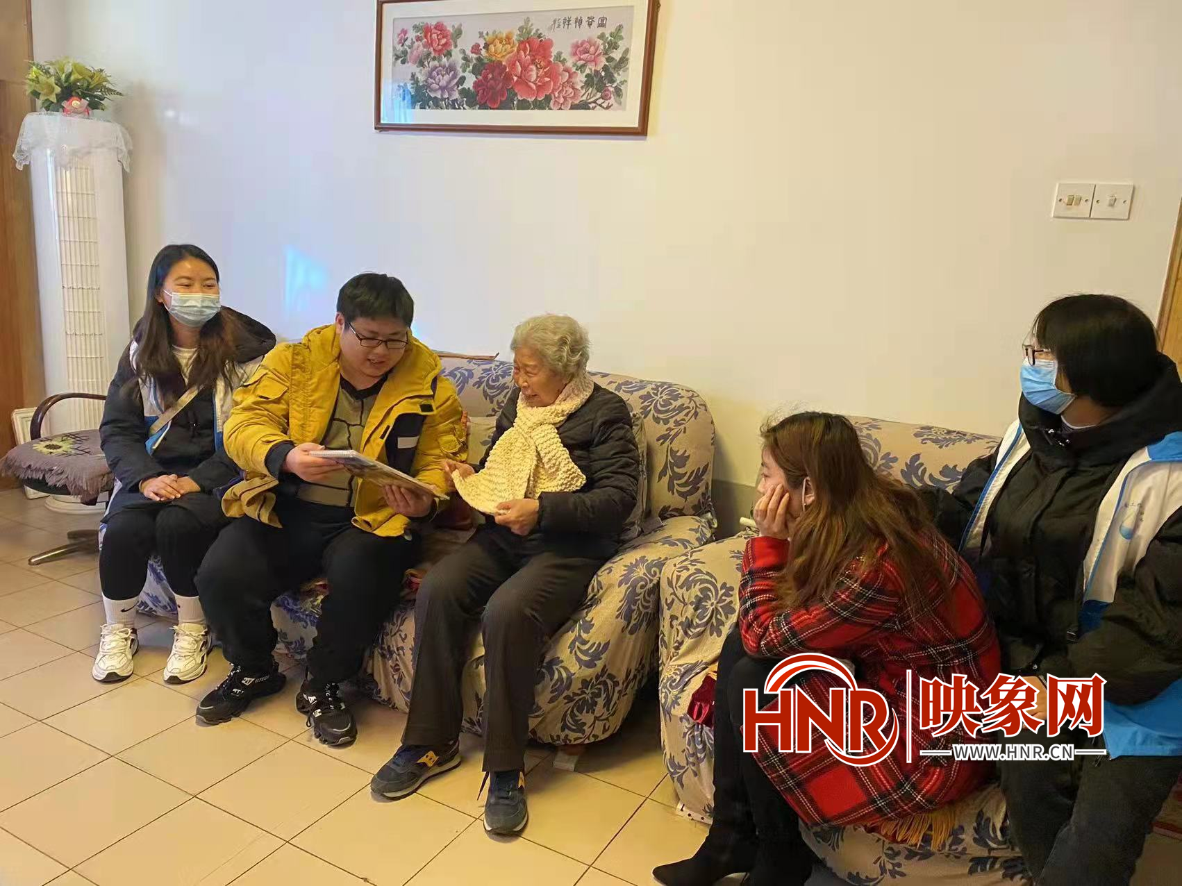 为空巢老人送温暖 郑州社区志愿者开展冬季入户探访服务