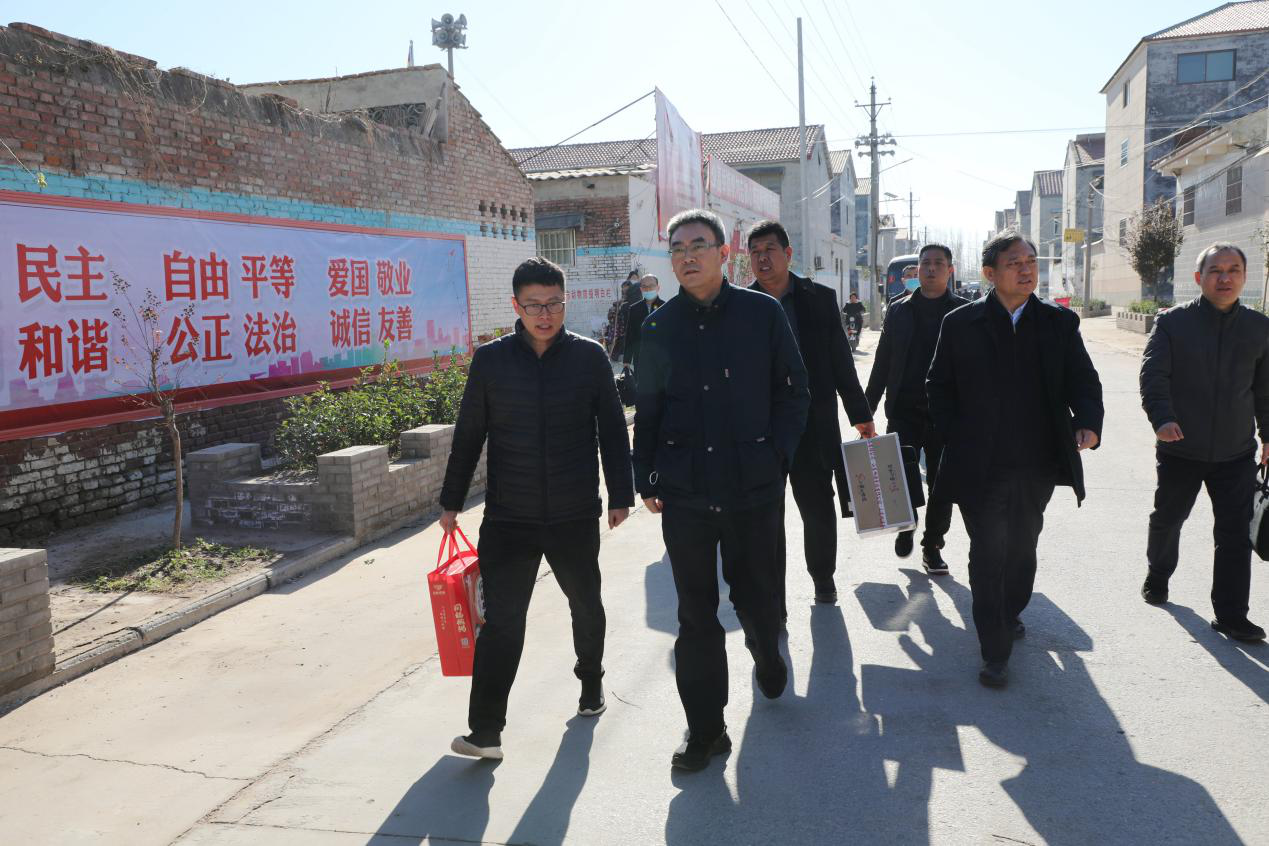 省委副秘书长政研室主任陈鹏带领我室党员干部赴原阳县开展宣讲调研