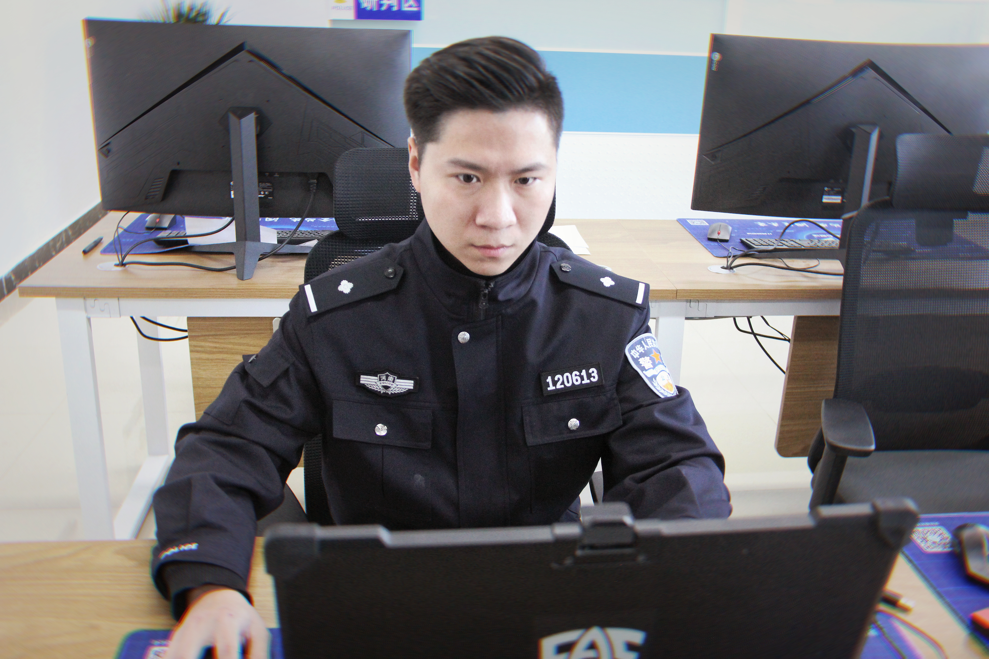网安民警的战场没有硝烟,只有庞大繁杂的数据海洋,他在虚拟世界中寻找