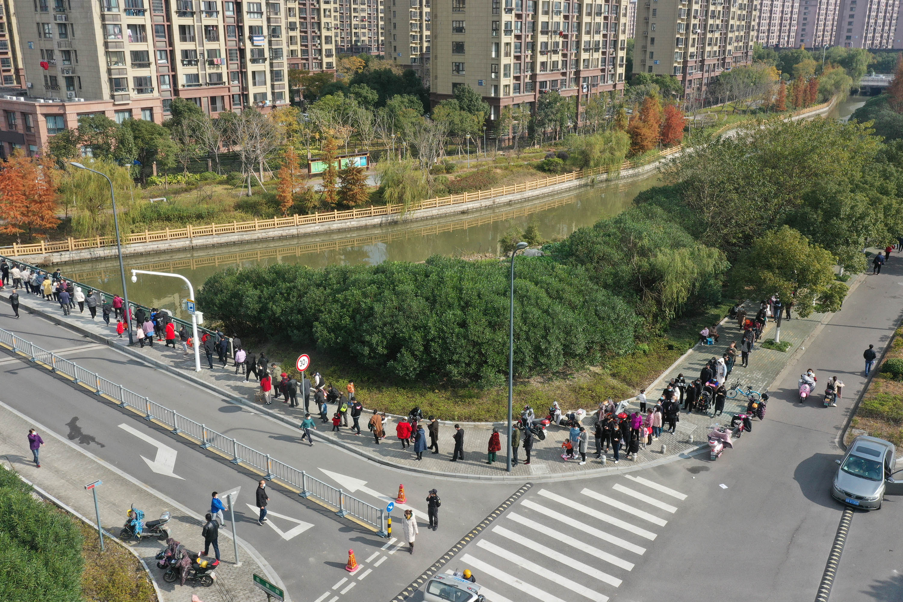 2021年12月7日,浙江省宁波市镇海区医护人员在庄市陈倪路检测点给居民