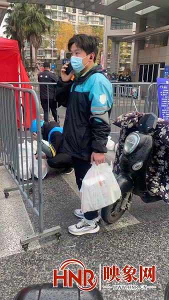 为了一个心里的承诺 河南24岁小伙主动申请为杭州封闭区居民送菜