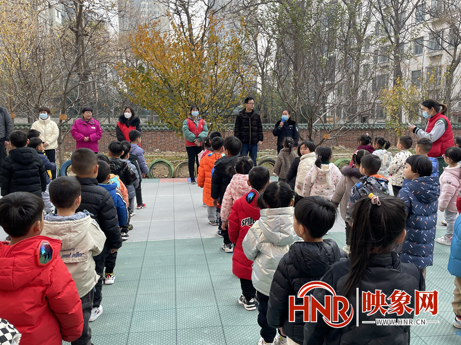 郑州社区民警走进幼儿园 为孩子和家长敲响“防拐骗”警钟