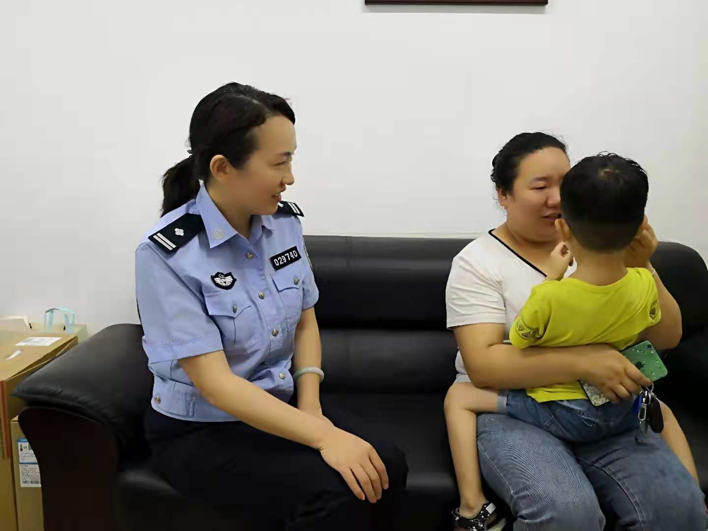 看护孩子要上心出门在外手拉紧