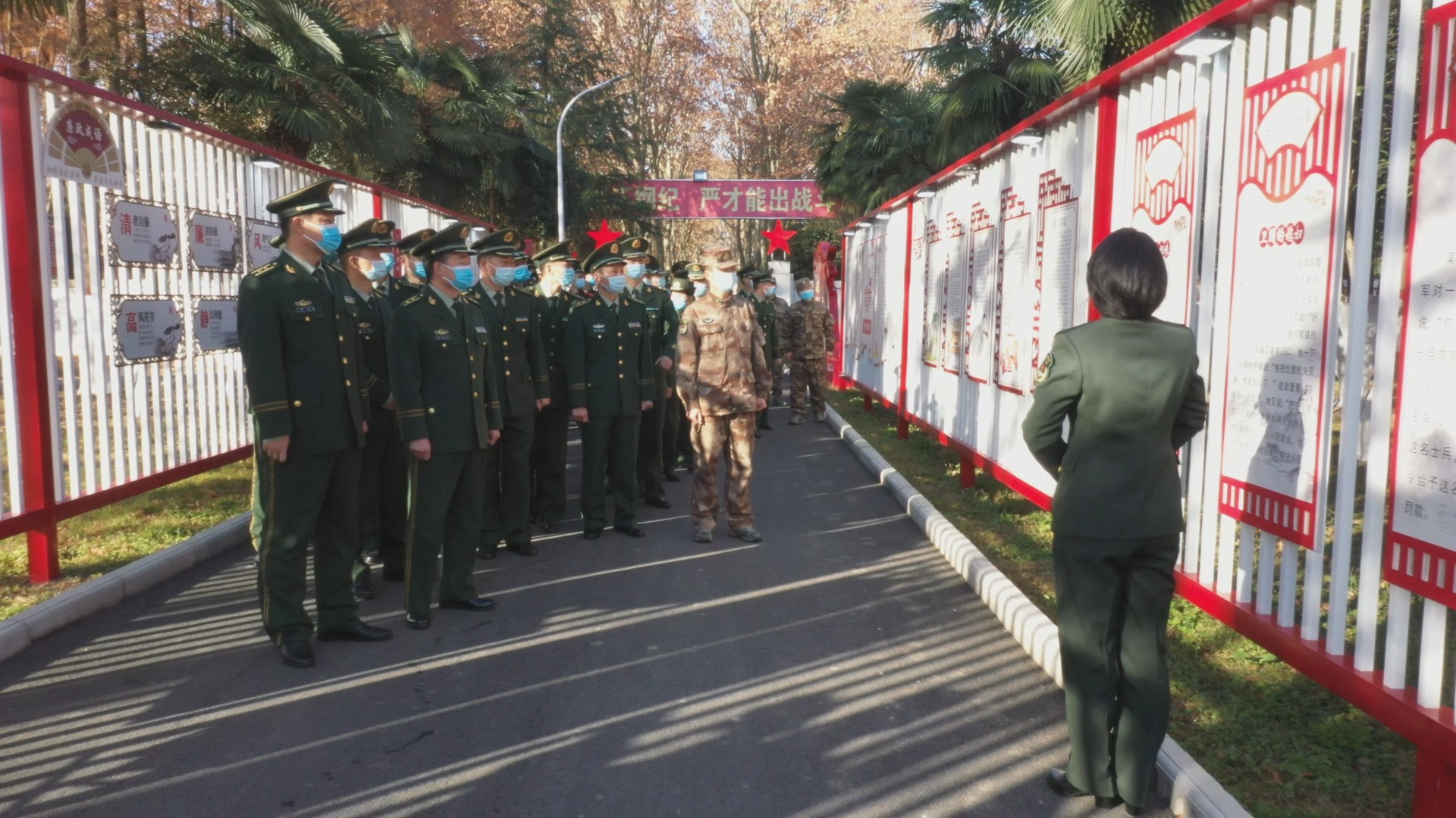 近日,武警河南省总队信阳支队组织官兵到兄弟部队参观见学,通过学习