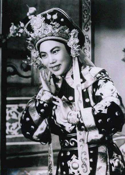 女声花腔较多,具明快,俏丽等特点,大小嗓结合,本嗓小嗓混杂使用,男声