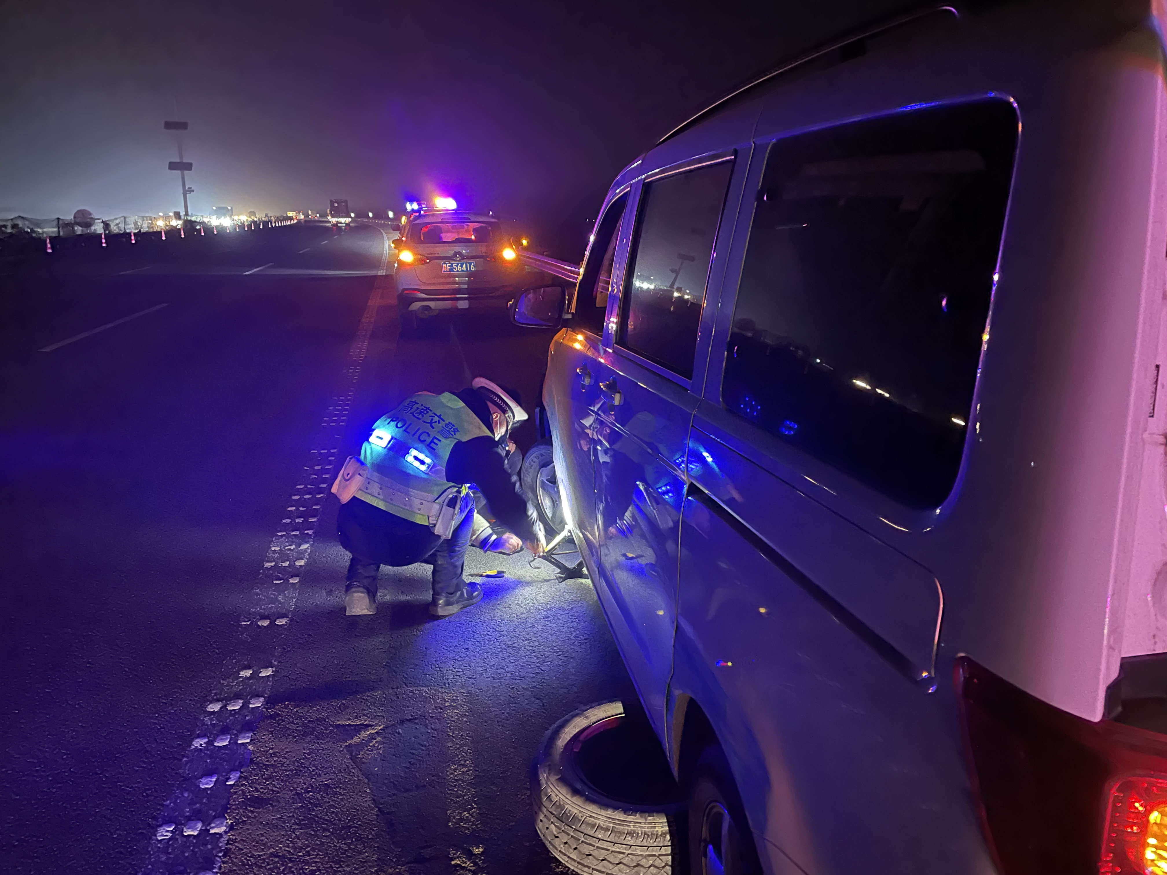 小面包轮胎高速上受损高速交警化身维修工快速修车