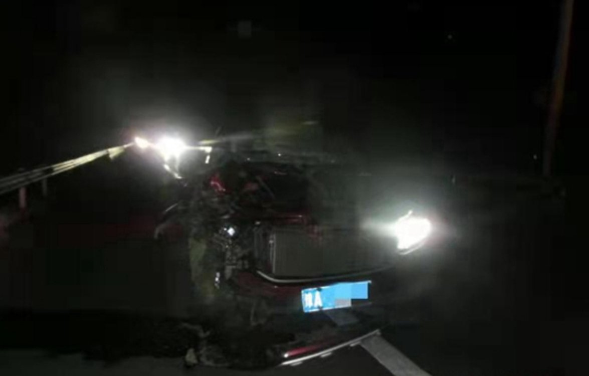 面包车司机“分心走神”追尾货车