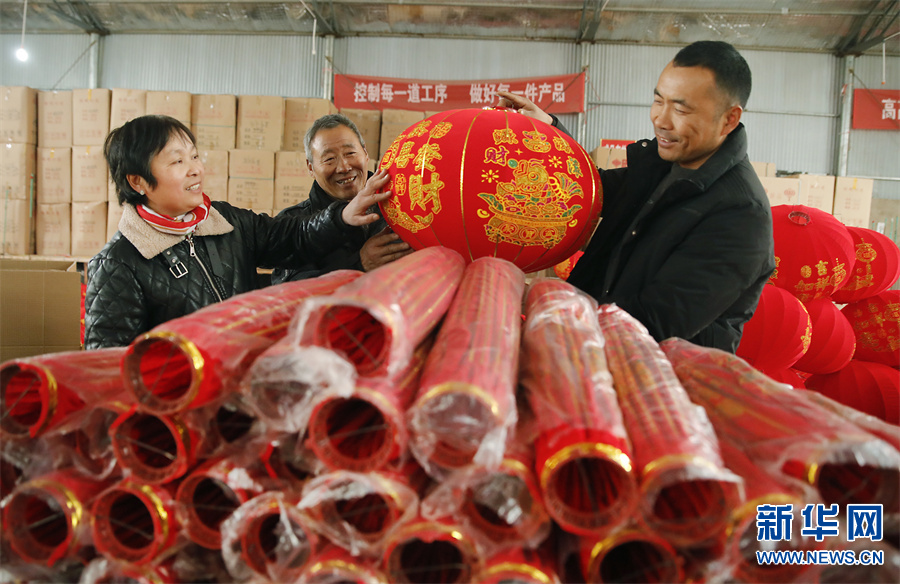 河南尉氏大红灯笼照亮致富路