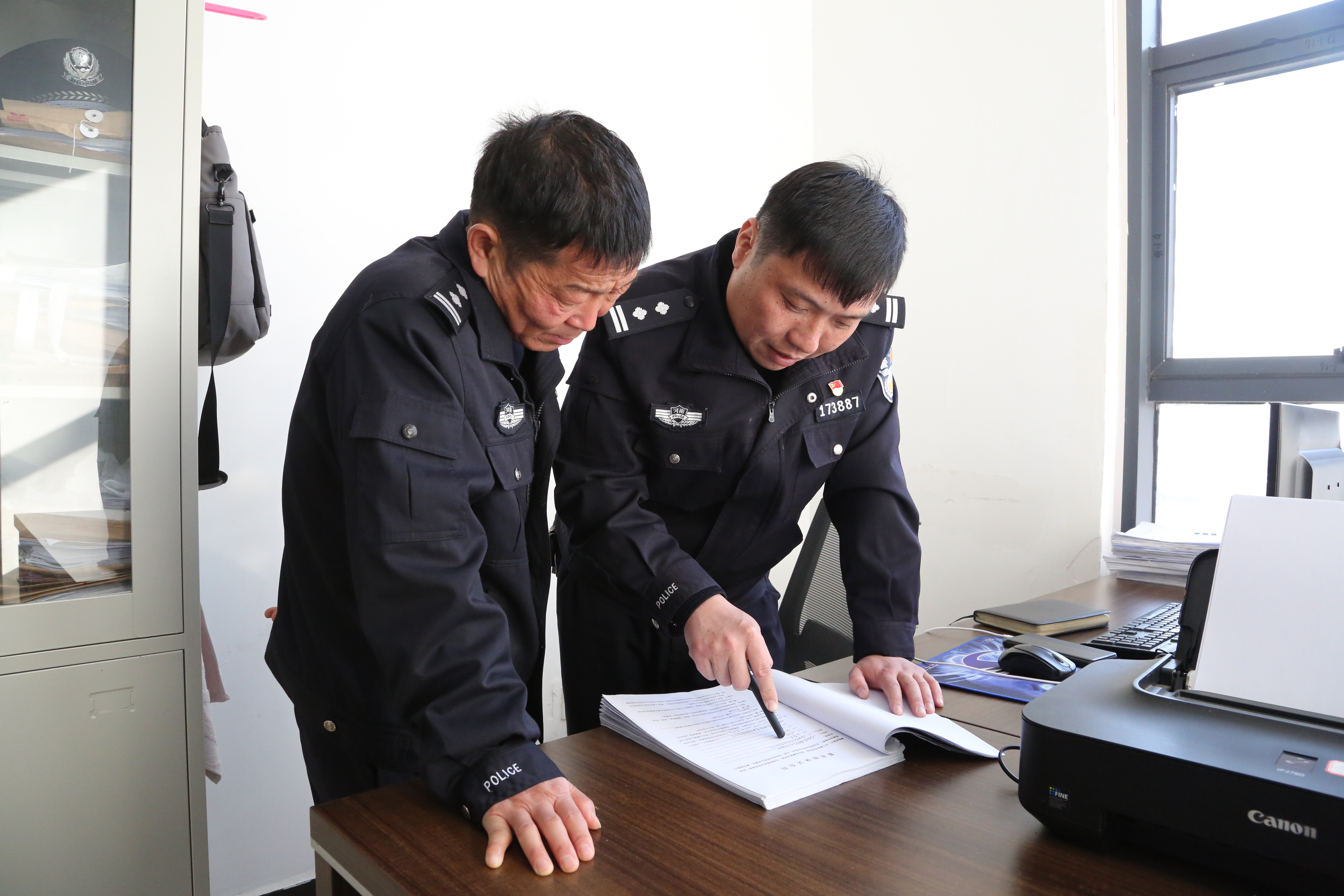 尖刀利刃扫黑恶热血丹心铸忠诚