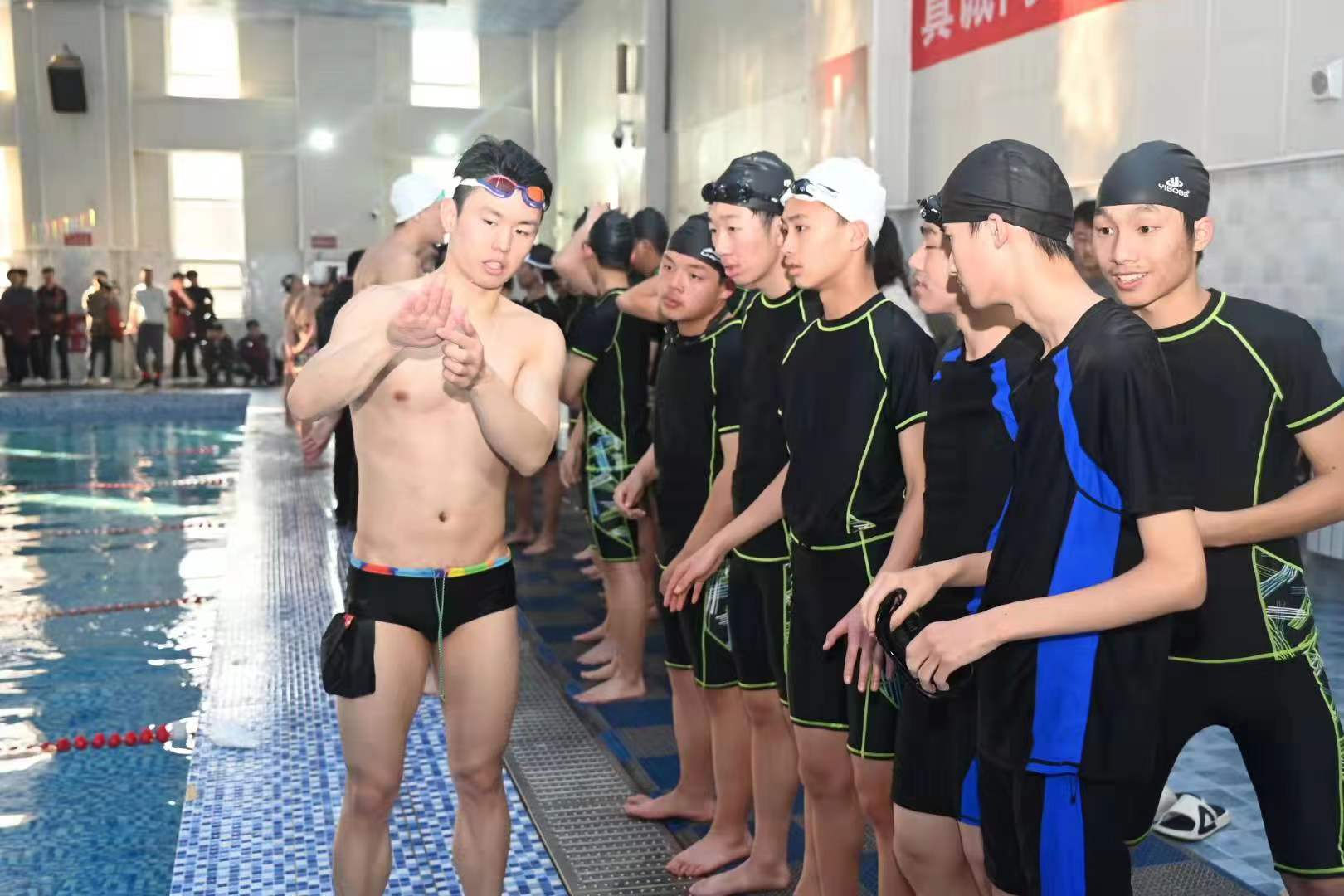 游泳冠军进校园体教融合落到实处奔跑吧少年冠军进校园活动第三站在