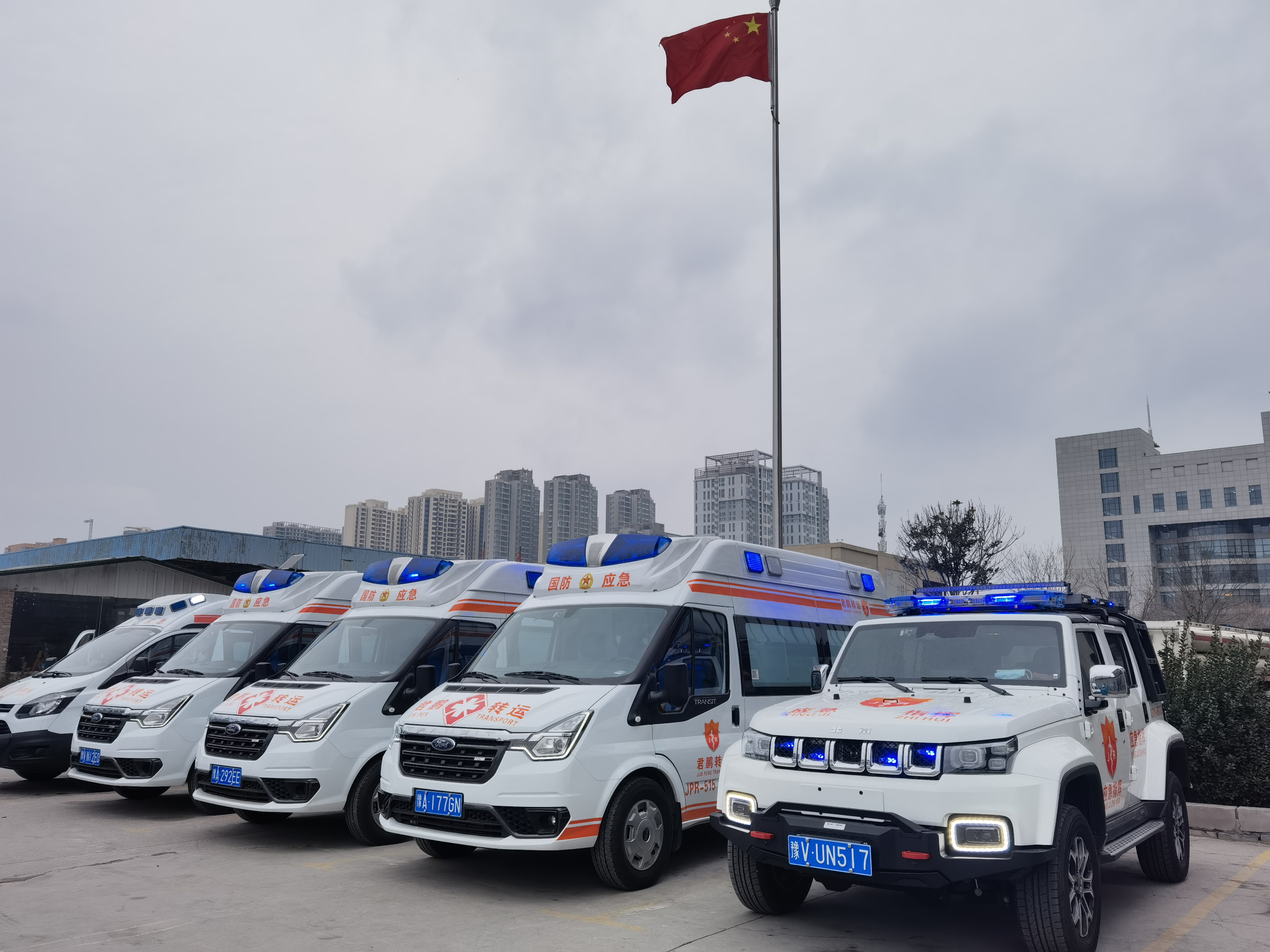 装备齐全的3台救护车,1台医疗物资保障车和1台应急指挥车整装待发,为