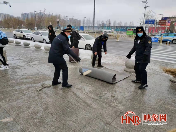 雨雪来袭气温骤降 安阳县城管局奋战一线护民平安
