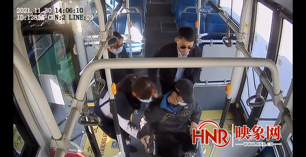 残疾人坐轮椅乘公交 郑州公交车长暖心服务获称赞