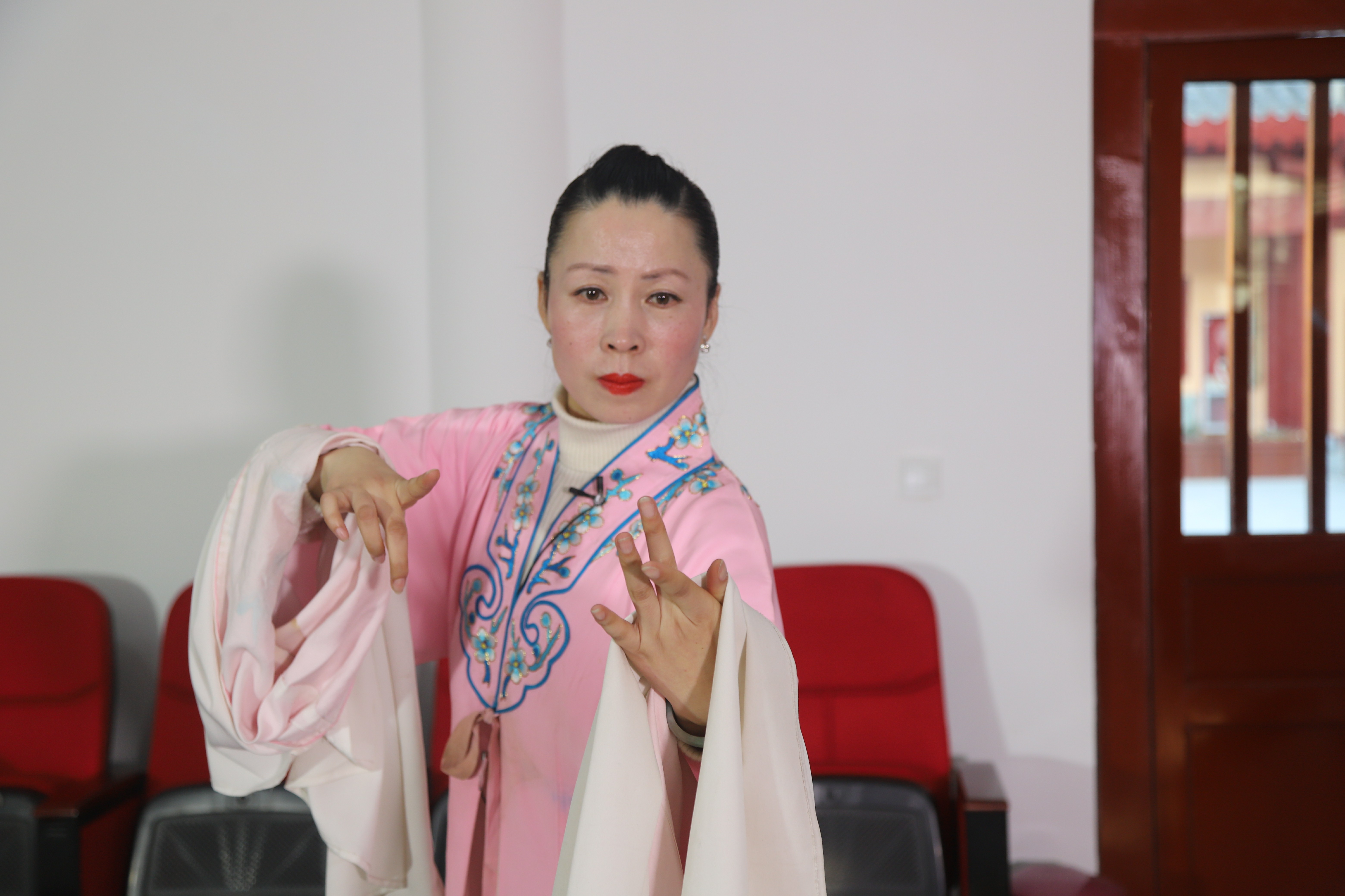 新郑市豫剧团传承版豫剧义烈女紧张排练中