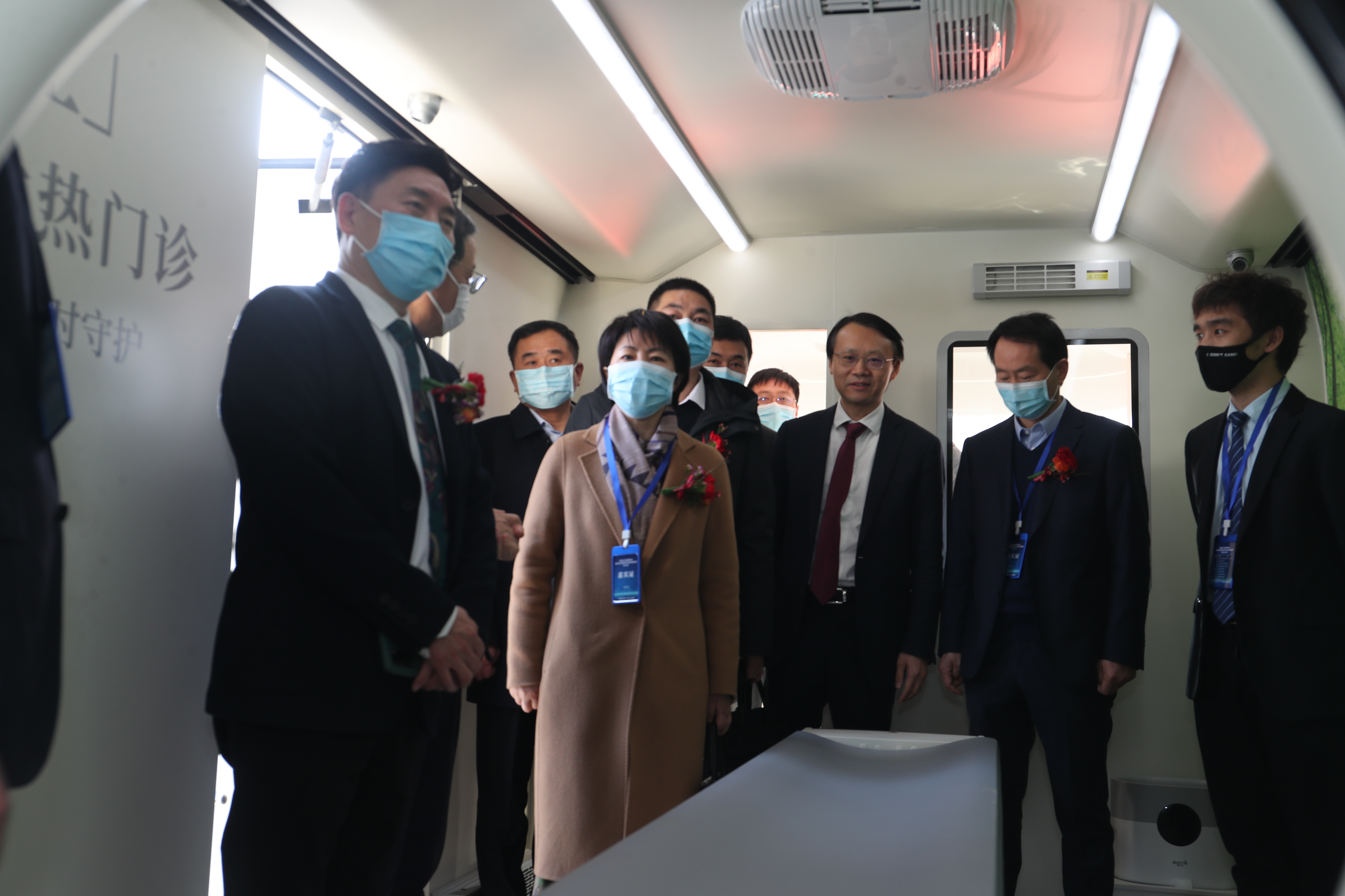 河南：驰援陕西医疗队首次启用移动核酸检测检测车