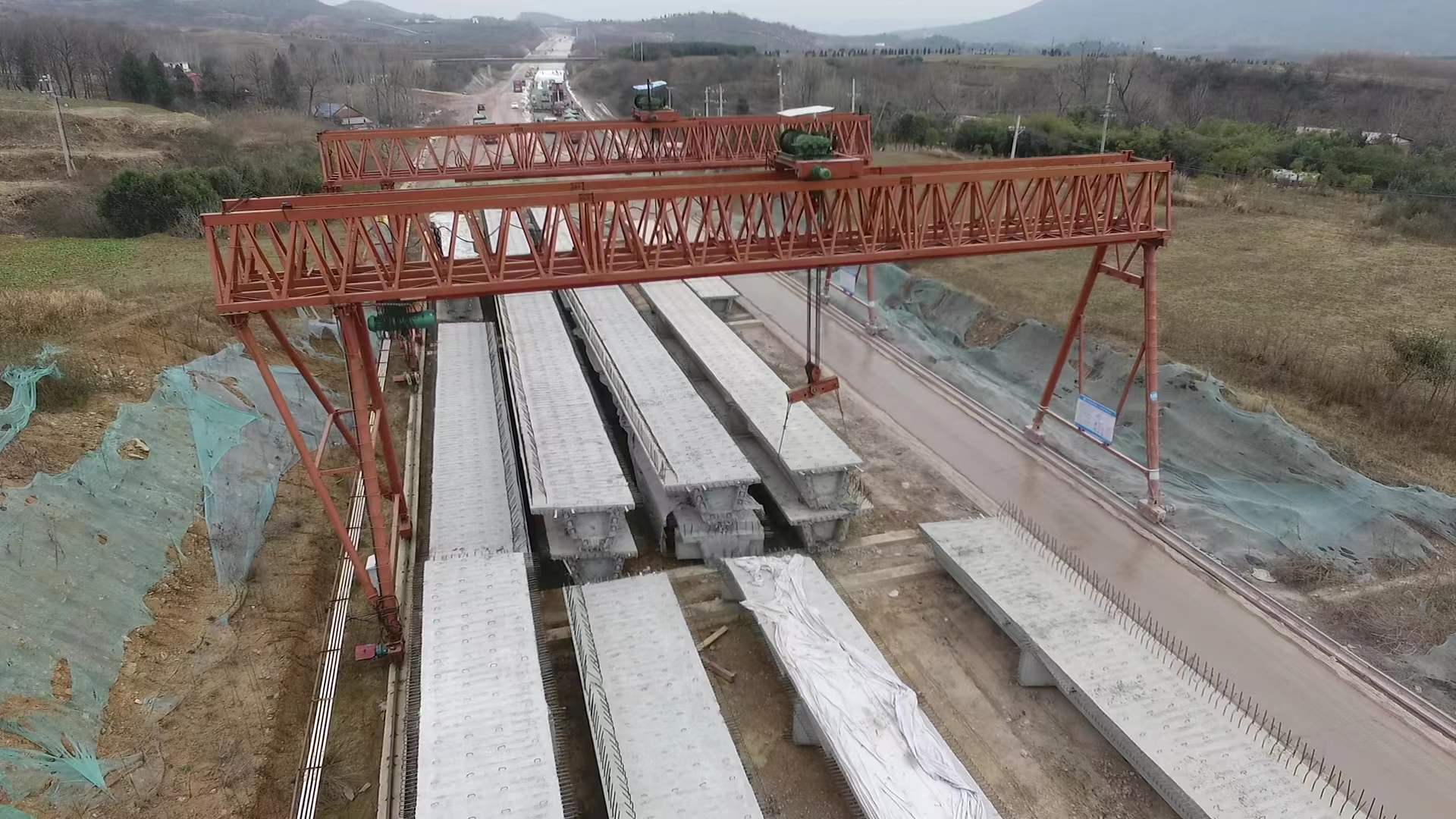 西淅高速预制梁任务完成全面转入路面施工阶段