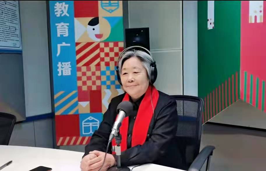 郑州市关工委副主任周慧玲走进河南教育广播直播间讲述关心下一代成长