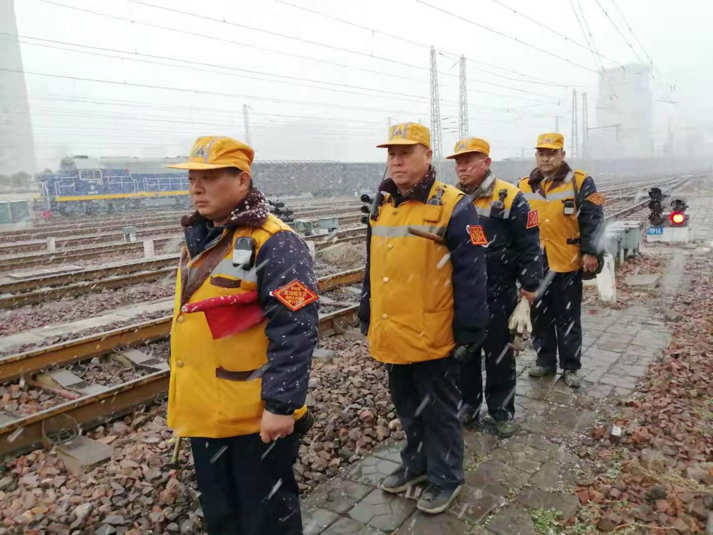 郑州北车辆段积极应对降雪影响确保货车运行安全