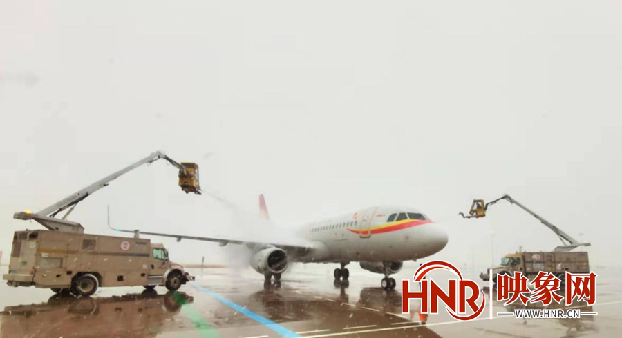 郑州机场迎来第一场降雪：取消航班20架次 累计进行98架次除防冰作业