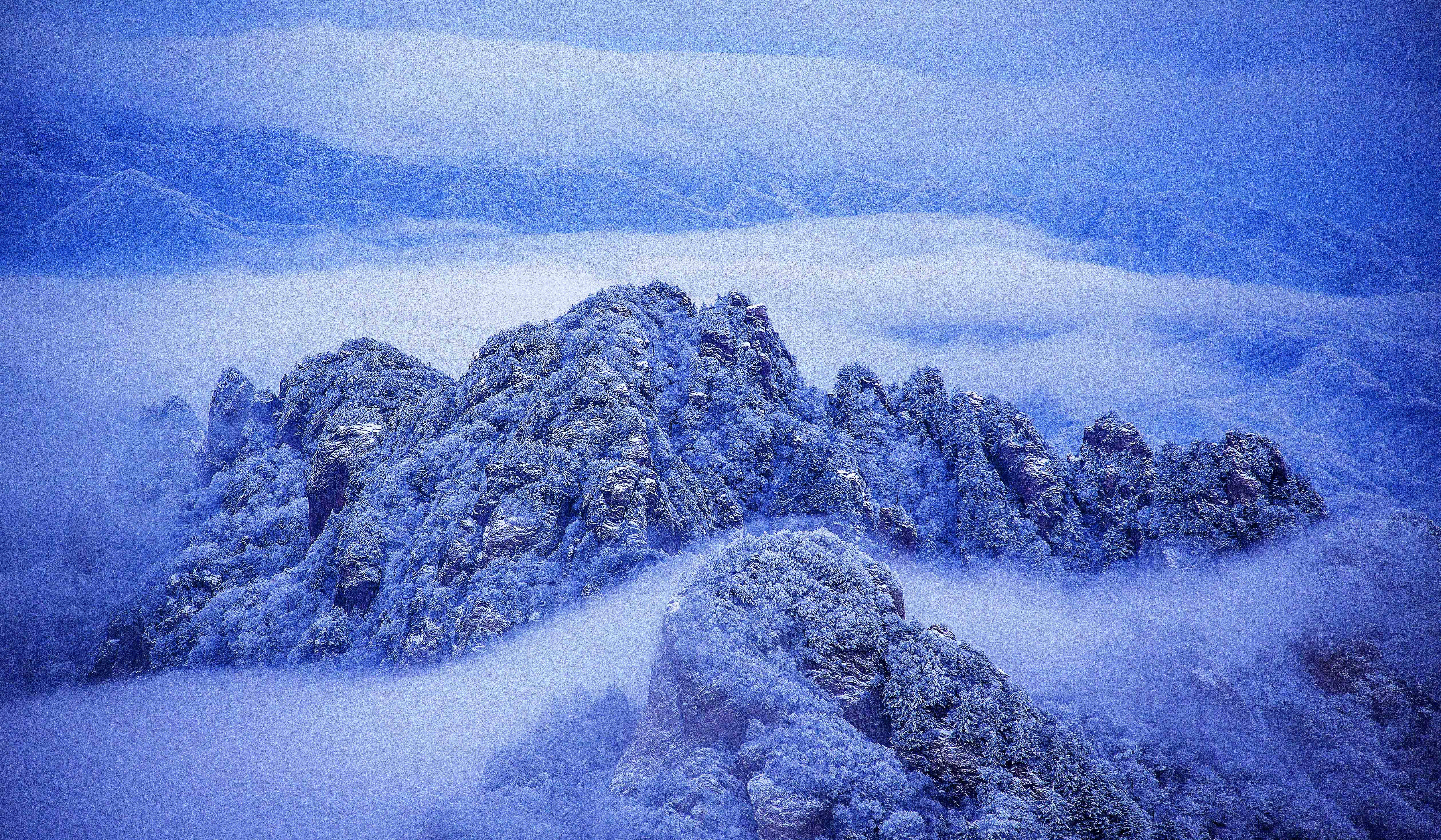 银装素裹,云海雾凇,如童话仙境,似一幅素雅的水墨丹青.