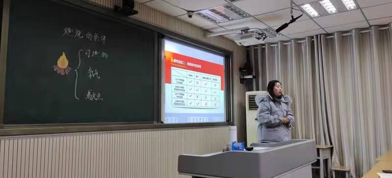 李佳慧告诉记者,针对孩子们喜欢魔术的特点在课堂上用"燃烧的钱包"为