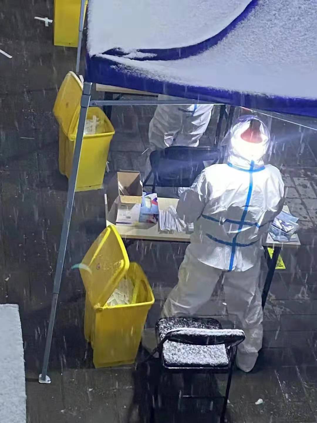 风雪中的抗疫当白色遇见白色这些瞬间让人破防