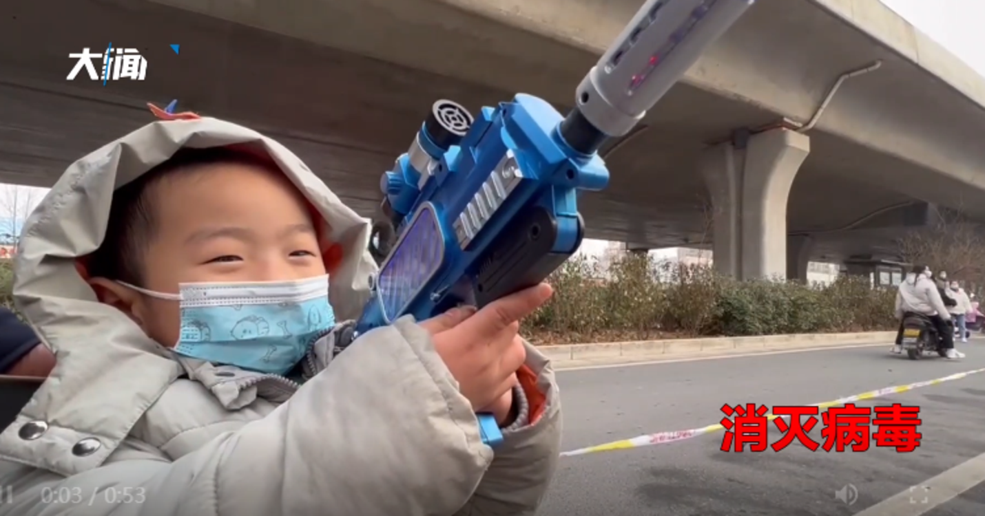 萌娃抱冲锋枪为郑州加油“消灭病毒”，志愿者：让我们充满力量