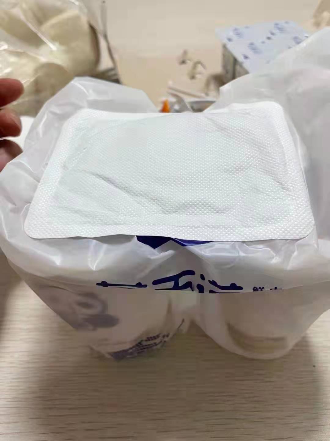 直击郑州核酸检测现场：居民送奶茶担心凉 给奶茶贴上暖宝宝