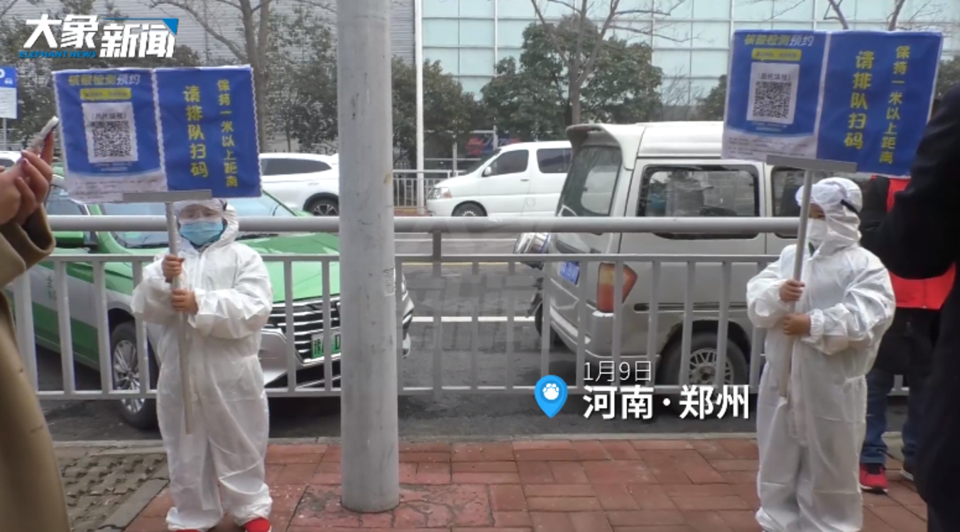 郑州6岁最小志愿者核酸检测点举牌服务，穿上“战衣”直呼不辛苦