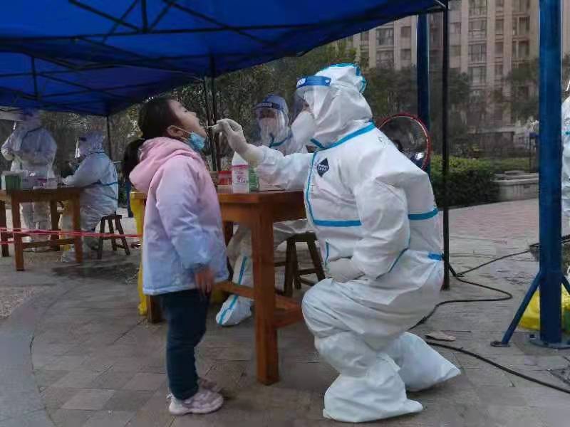郑州核酸检测现场孩子偶遇大白妈妈
