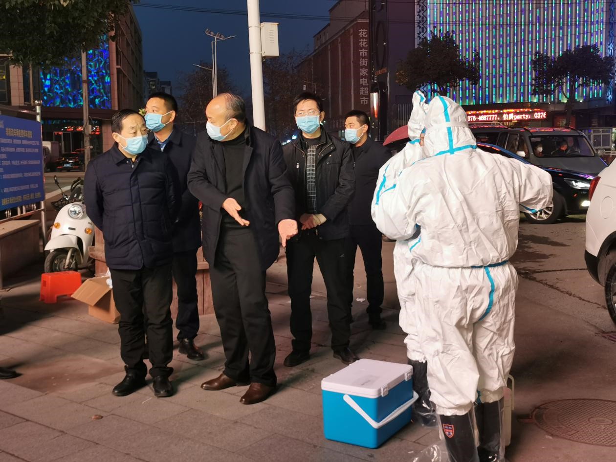 固始副县长赵奎,固始县食安办主任黄俊红陪同检查