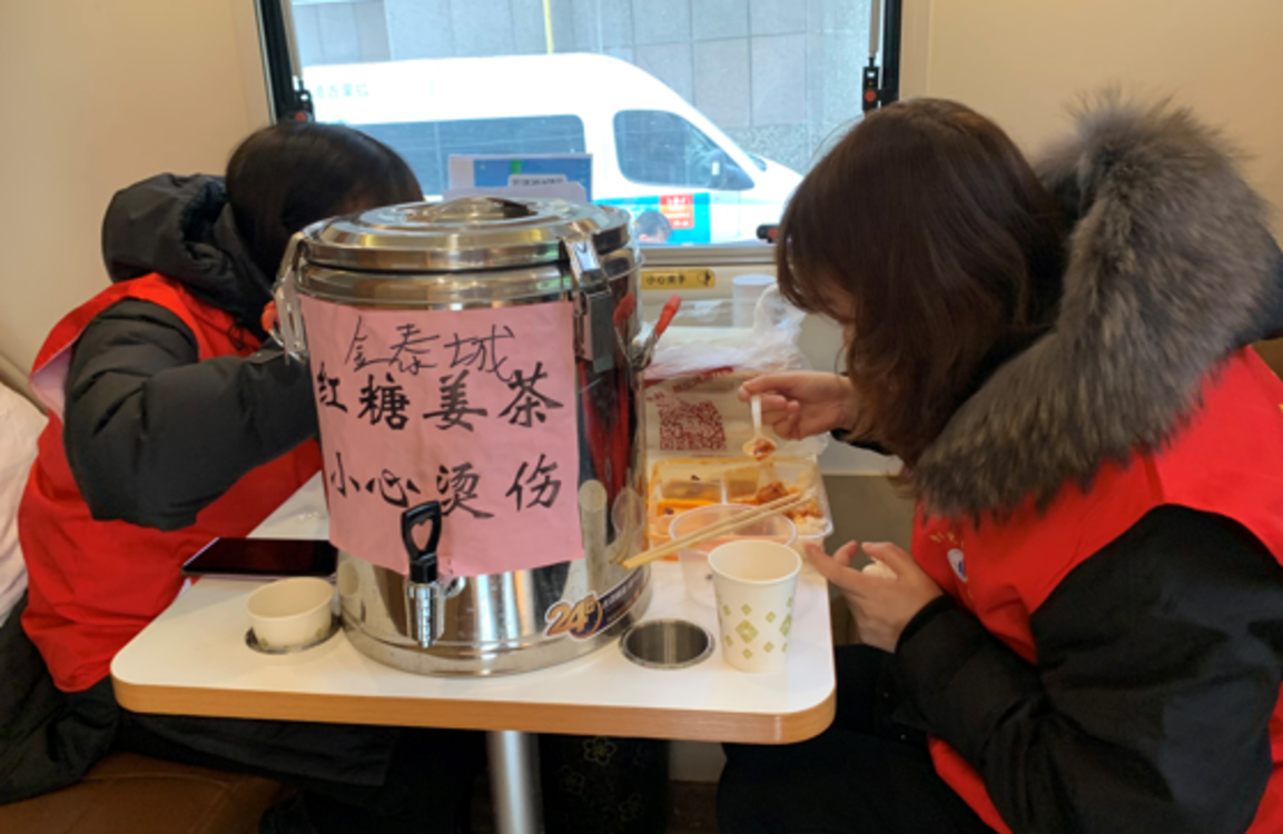 郑州爱心企业将房车变身医护休息站：不想让他们吃饭都得蹲着