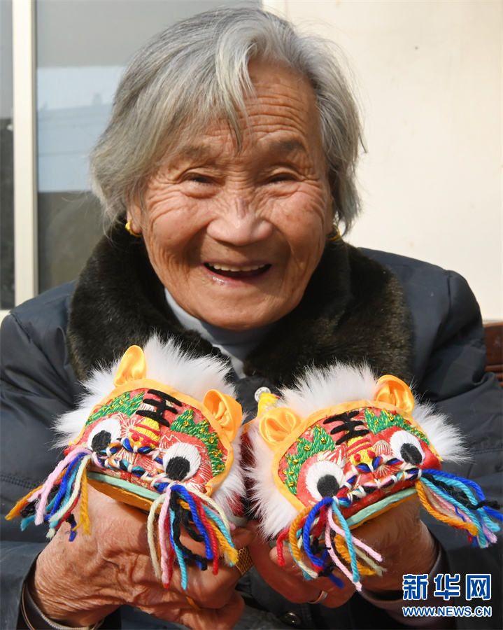 94岁老人连续二十多年做虎头鞋免费送给乡亲们 