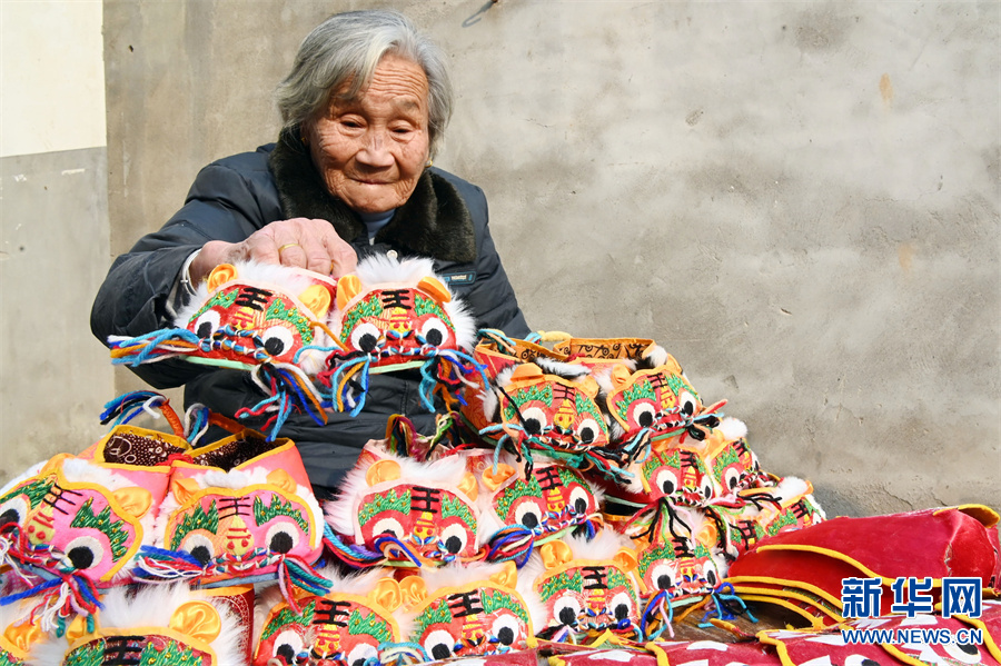 焦作温县94岁老人连续二十多年做虎头鞋免费送给乡亲们 