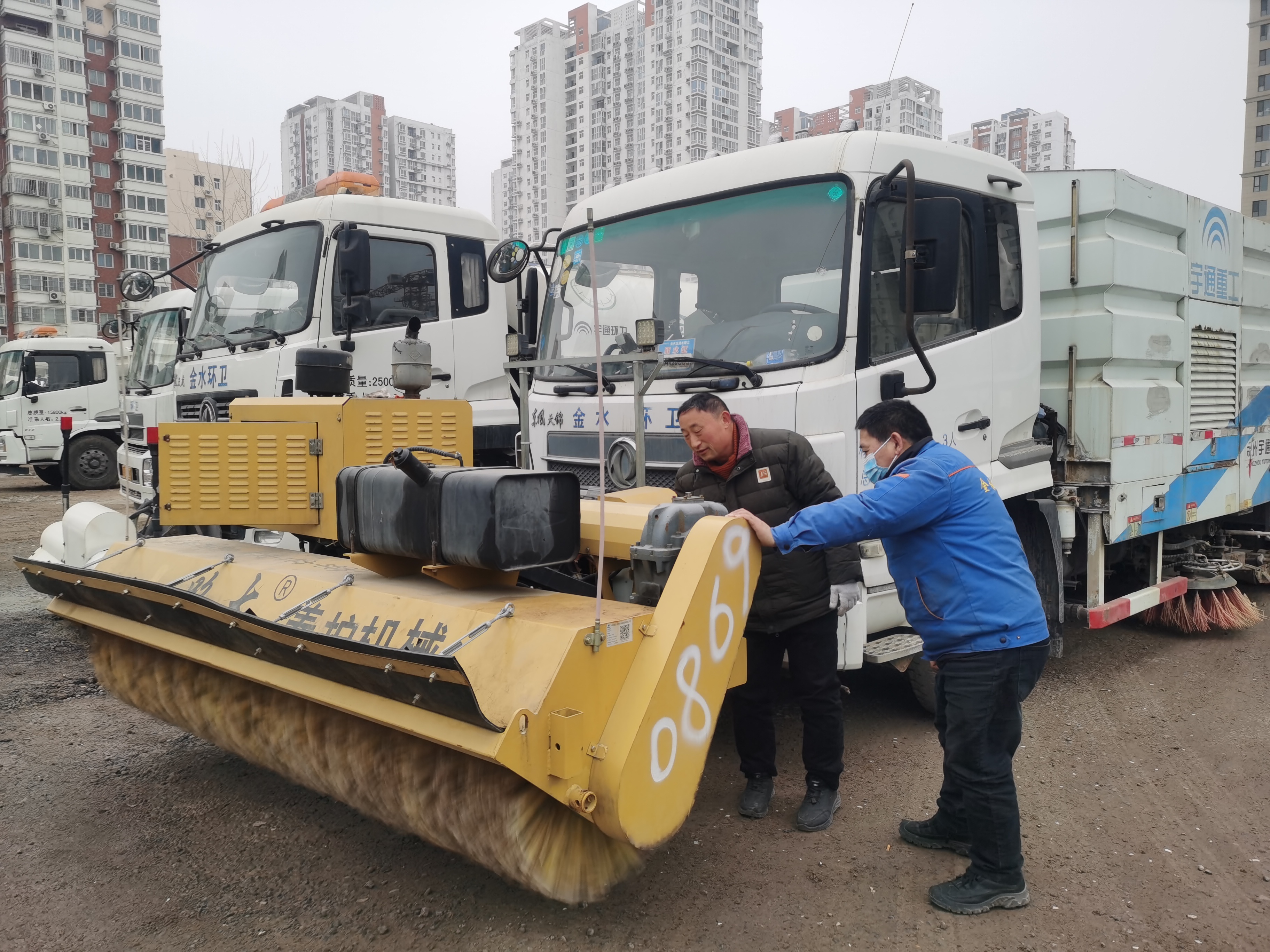 郑州148支（31339人）专业队伍 全力应对冰雪天气