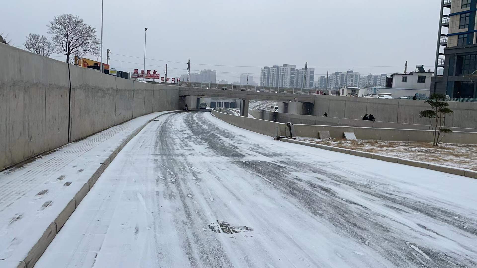郑州10处路段、匝道、桥梁等结冰严重，驾驶员务必谨慎通行