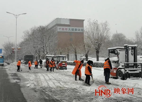 清雪还看濮阳城管人：确保道路早见“本色”