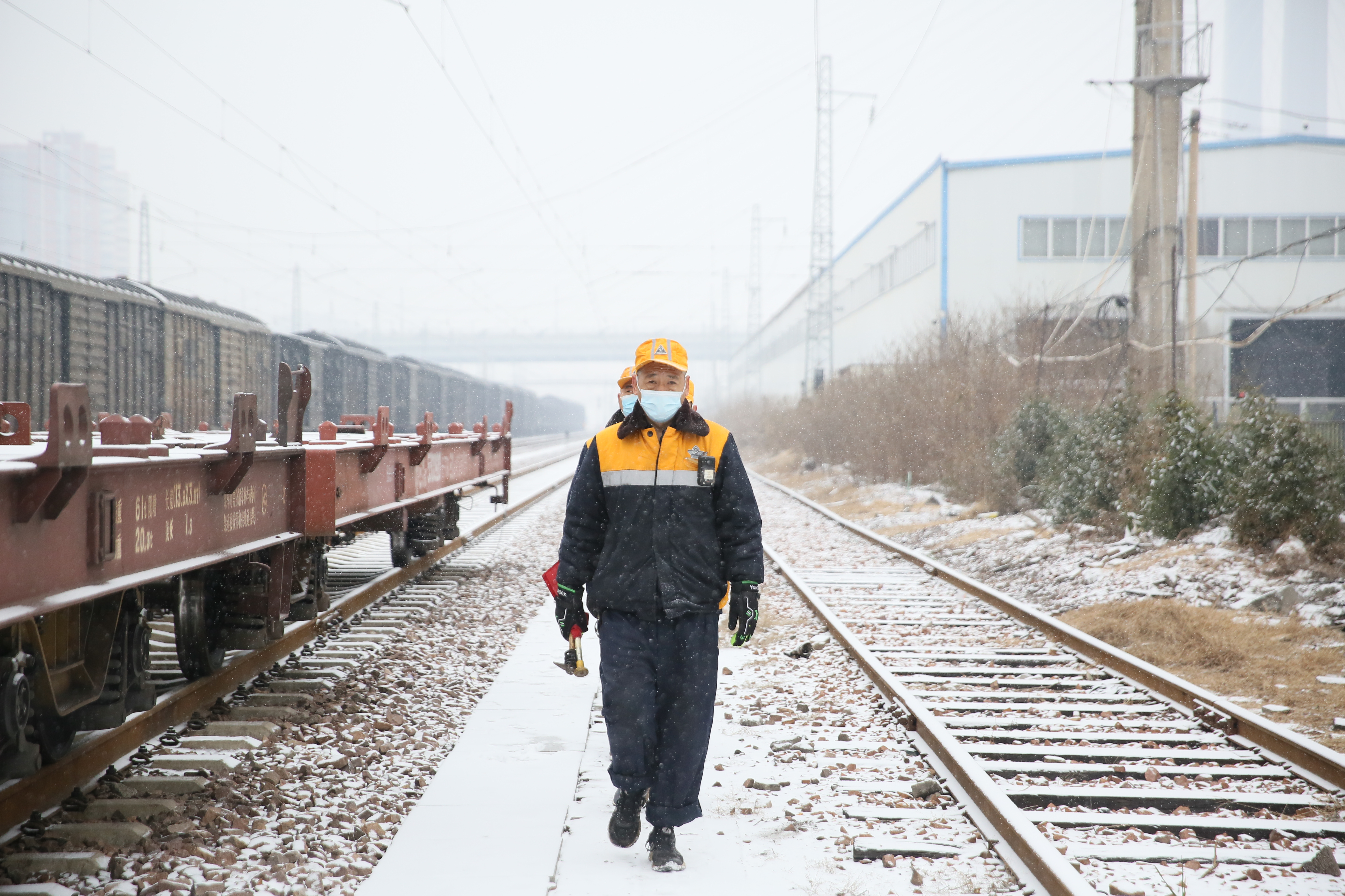确保重点货物列车运输安全郑州北车辆段以雪为令保畅通
