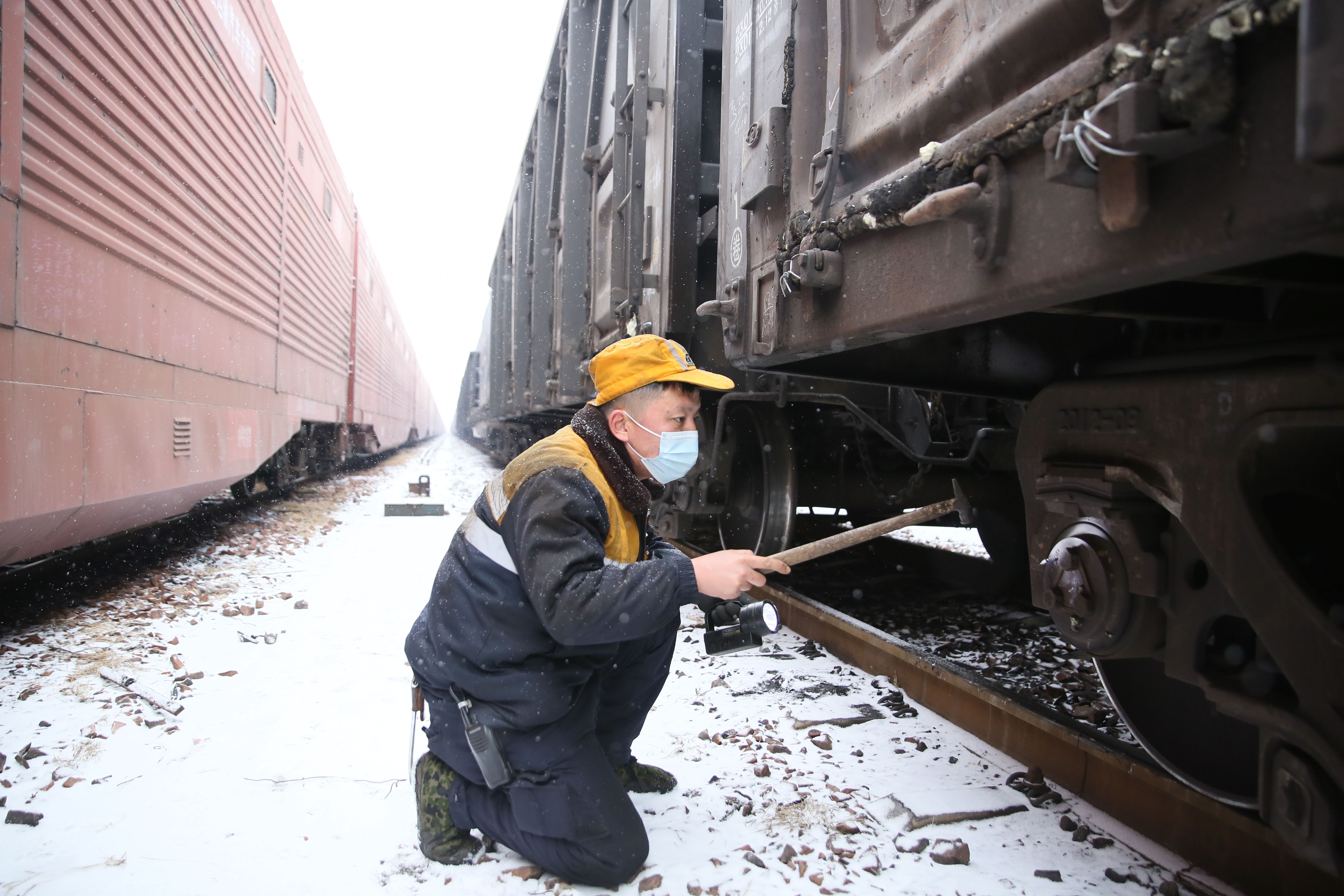 确保重点货物列车运输安全郑州北车辆段以雪为令保畅通