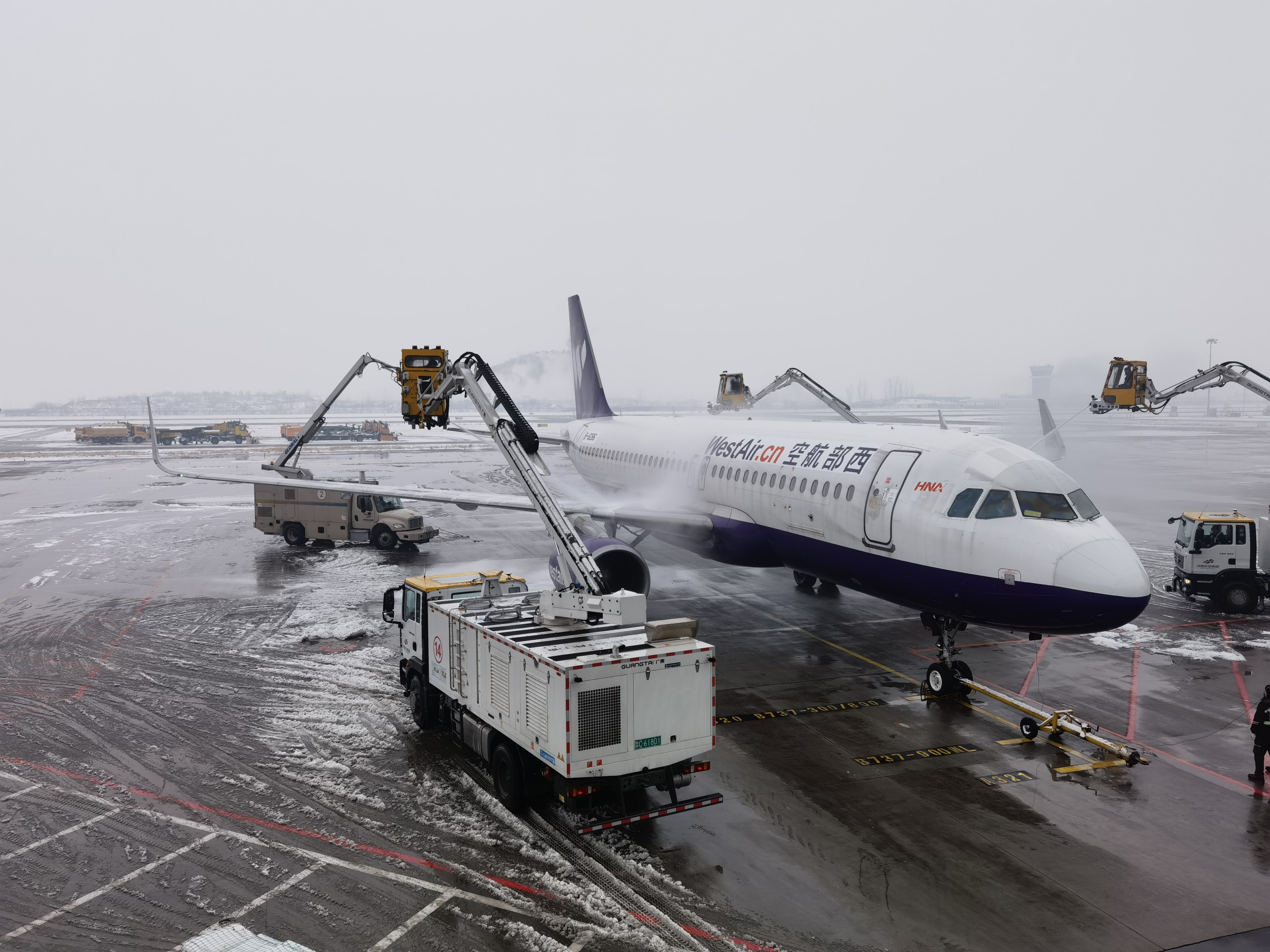 豫同心战冰雪郑州机场全力以赴战冰雪