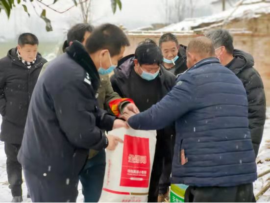 平顶山舞钢市公安局走访慰问帮扶困难群众