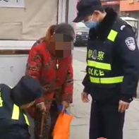 九旬老人摔倒路边 桐柏民警暖心救助