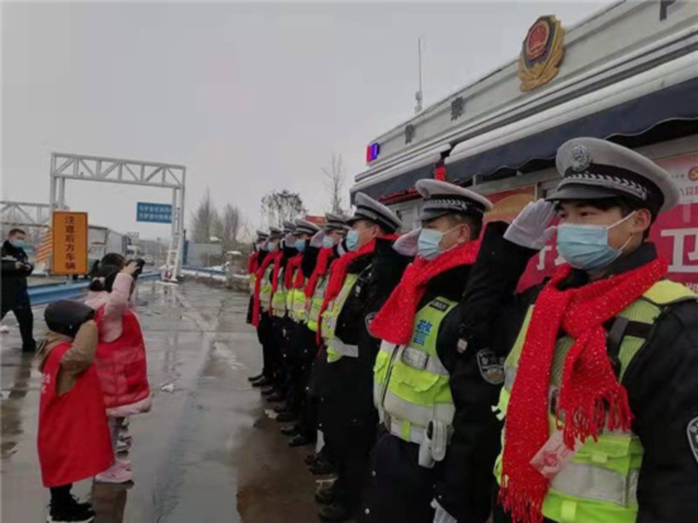 中国红 志愿红——风雪中最暖心的风景线