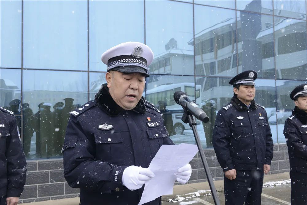 登封喜迎二十大忠诚保平安公安局举行新警车发授仪式