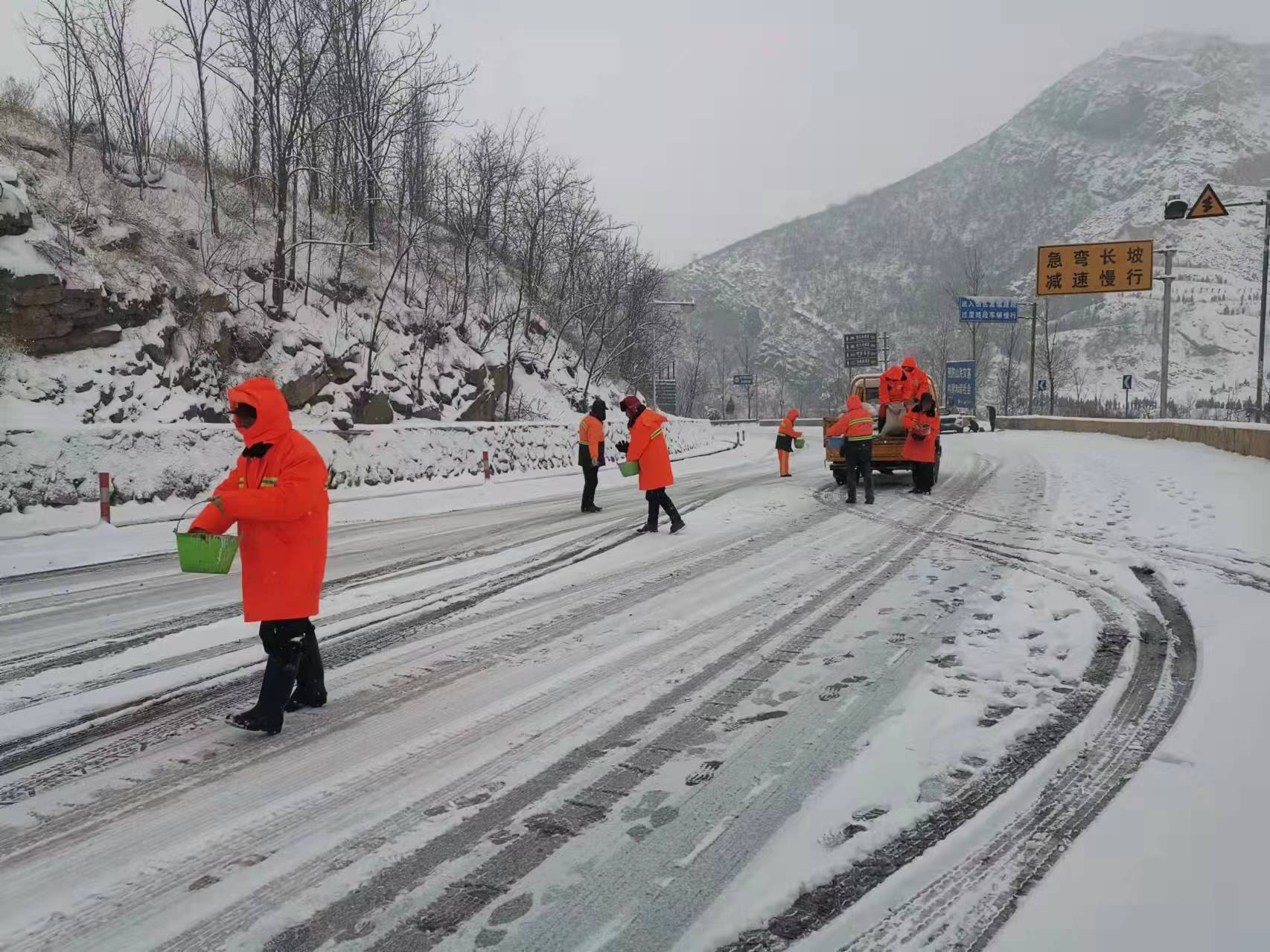河南公路部门积极除雪除冰 确保普通干线公路安全畅通